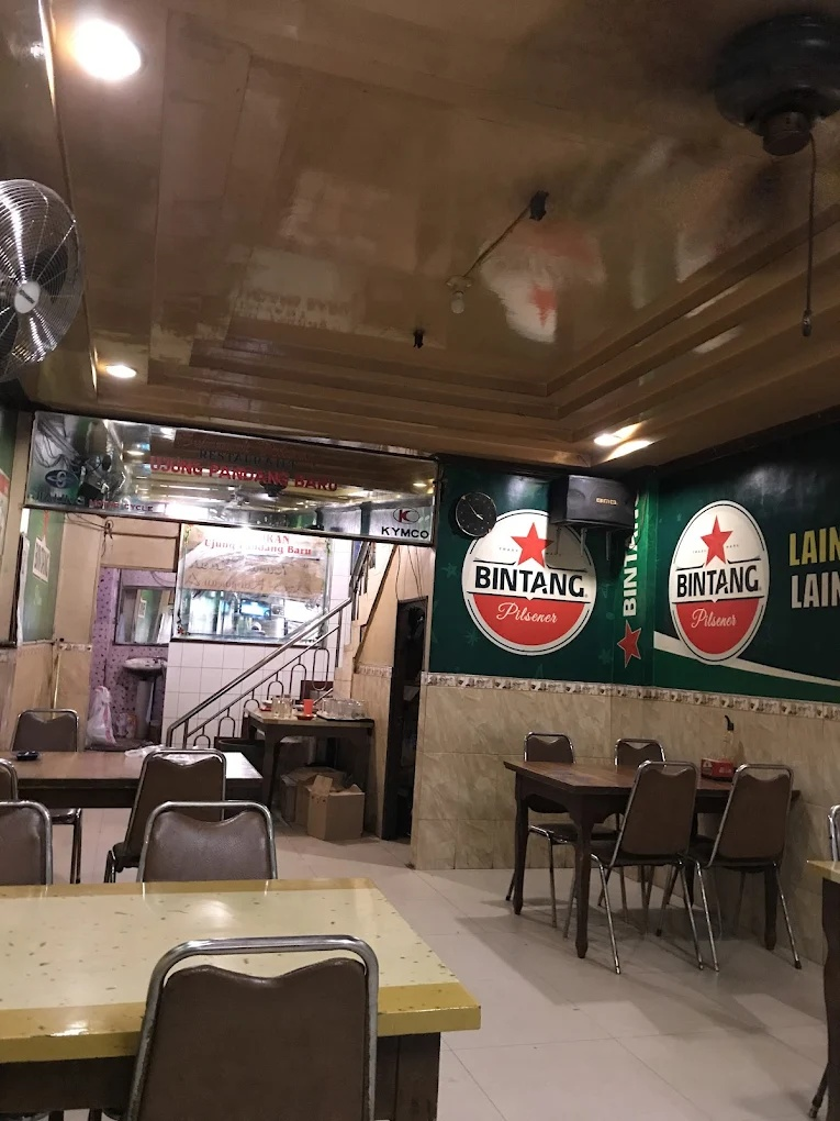 Meja makan klasik di Depot Ujung Pandang